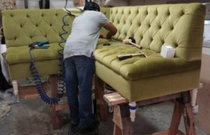 Заработок на ремонте и обивке старой мягкой мебели